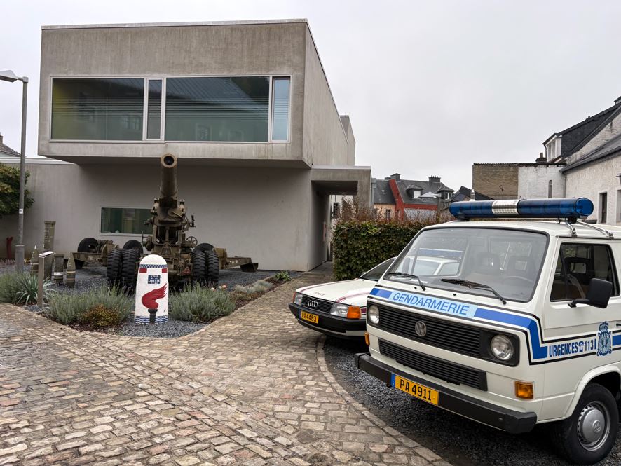 Les véhicules du musée de la Police devant le musée d'histoire militaire